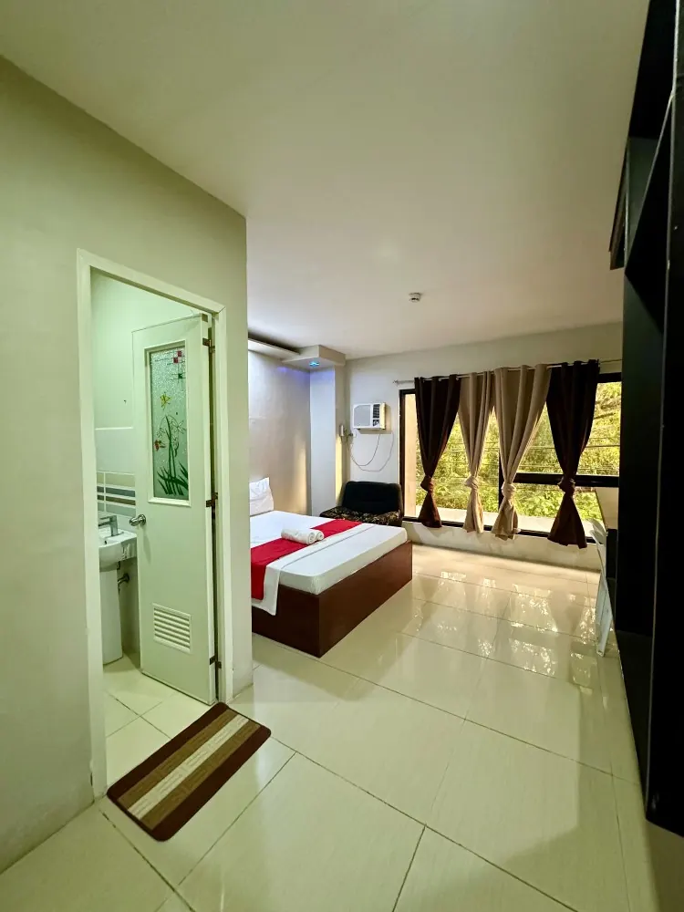 Deluxe Room at D'hillsview Hotel